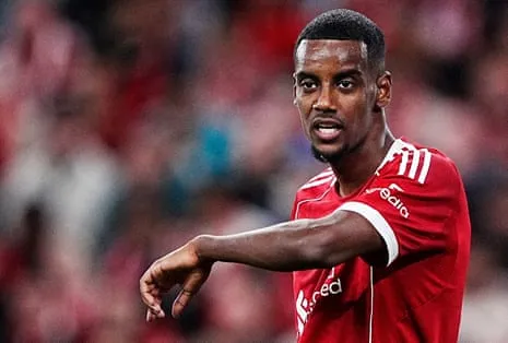 Isak's First Appearance Delivers Glamour Amid Noticeable Lack of Match Fitness